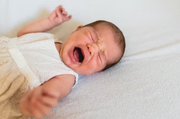 Bébé trop fatigué, pleure et ne veut pas dormir : que faire