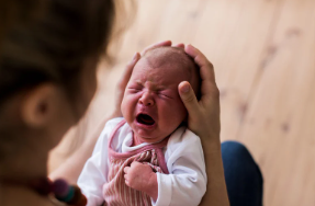 bebe pleure beaucoup