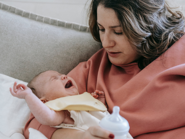 bebe pleure après biberon