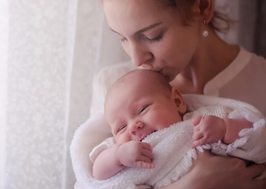 bébé pleure dans les bras : que faire ?