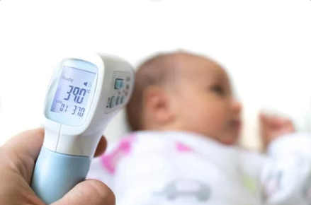 fievre bébé : que faire, comment la faire baisser et est-ce grave